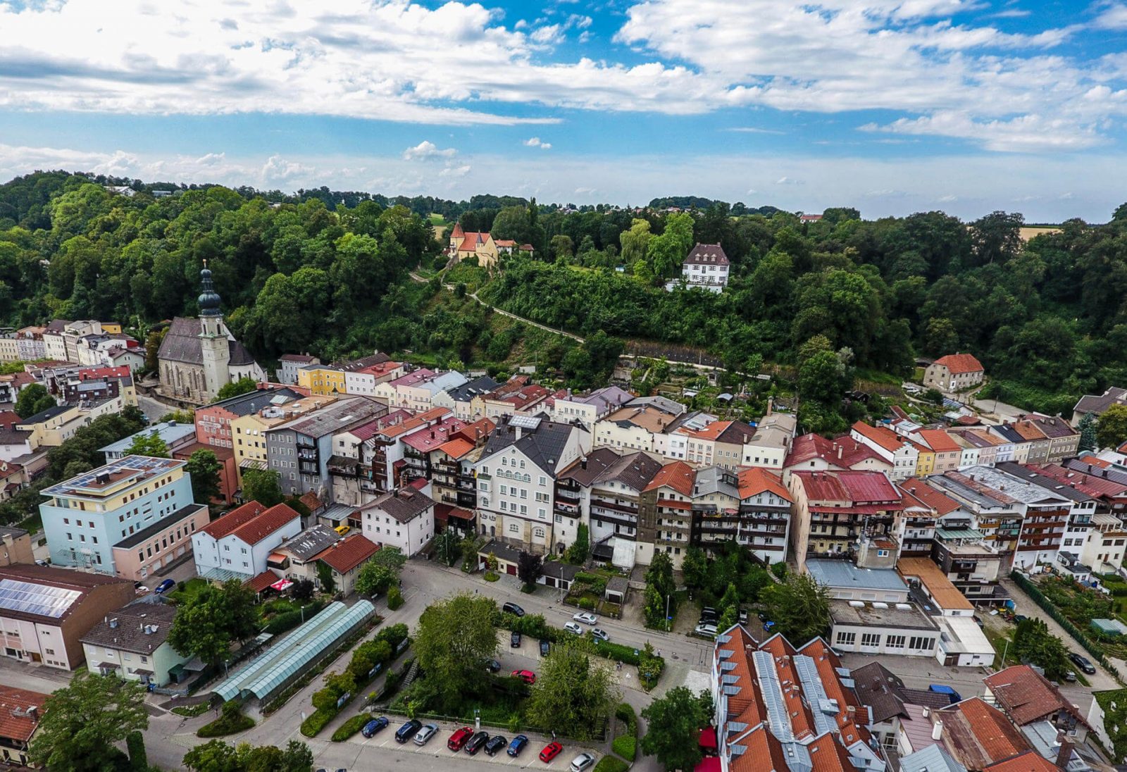 Das Foto zeigt eine Luftaufnahme der Trostberger Altstadt.