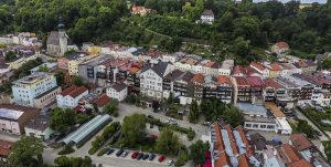 Das Foto zeigt ein Luftbild der Trostberger Altstadt.