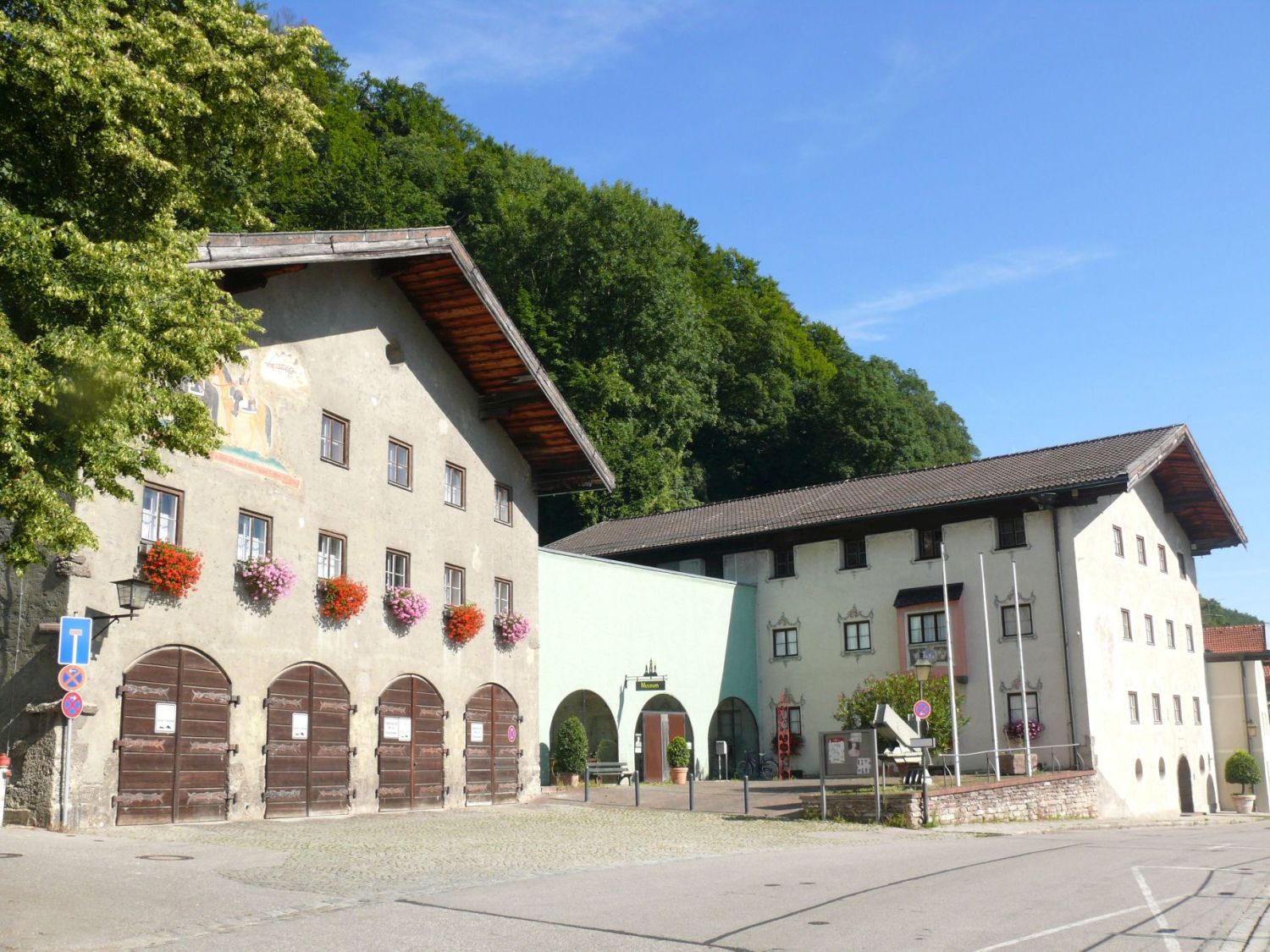 Das Foto zeigt eine Vorderansicht des BRK-Hauses, des Atriums und des Stadtmuseums in Schedling.