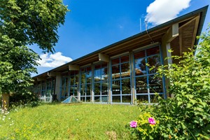 Das Foto zeigt die Außenansicht der Landkreisturnhalle inTrostberg.