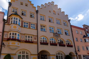 Das Foto zeigt die Außenansicht des Trostberger Rathauses von der Hauptstraße aus gesehen.