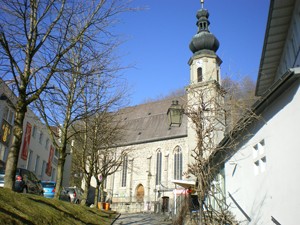 Das Foto zeigt die Sankt Andreas Kirche von der Schulstraße aus.