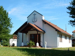 Das Foto zeigt die Neuapostolische Kirche Trostberg in der Nikolaus-Streicher-Straße.