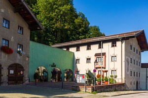 Das Foto zeigt eine Vorderansicht des BRK-Hauses, des Atriums und des Stadtmuseums in Schedling.