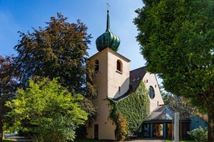 Das Foto zeigt die evangelische Christuskirche an der Heinrich-Braun-Straße.