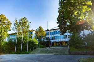 Das Hertzhaimer-Gymnasium mit dem klangvogel im Vordergrund