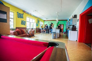 Das Jugendzentrum von innen mit Bar und Billardtisch