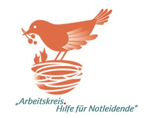 gezeichneter oranger Vogel, der seine Jungen im Nest füttert. Darunter in grüner Schrift: Arbeitskreis Hilfe für Notleidende