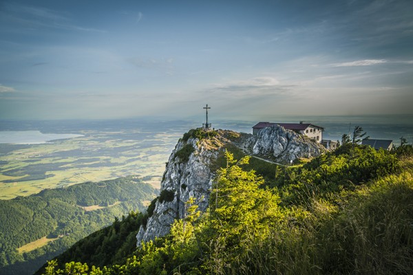 Das Foto zeigt einen Bergipfel mit Aussicht auf den Chiemsee.