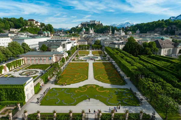 Das Foto zeigt Salzburg. Dahinter ist ein Bergpanorama zu sehen.