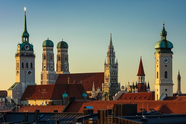 Das Foto zeigt die Frauenkirche in München.