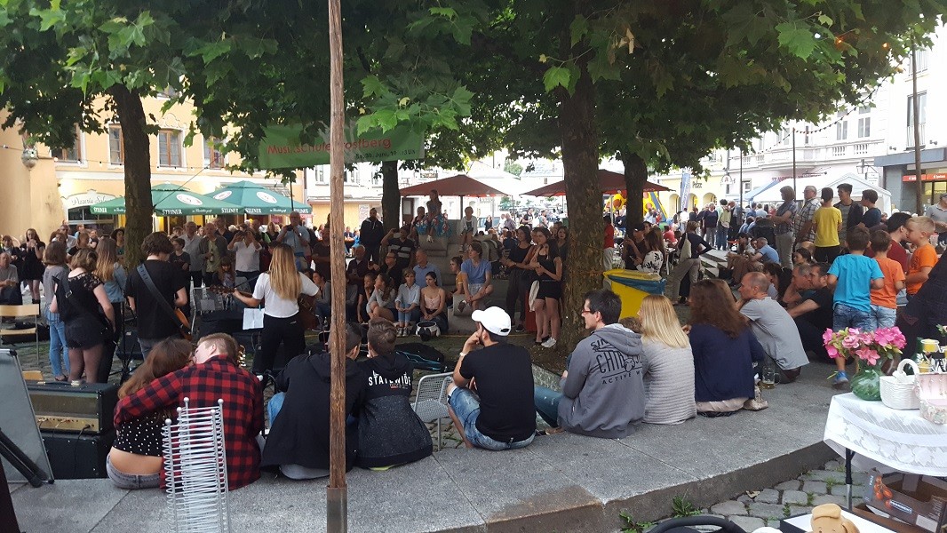 Das Foto zeigt viele Menschen, die einer Band zuhören beim Altstadtfest 2019 am Vormarkt.