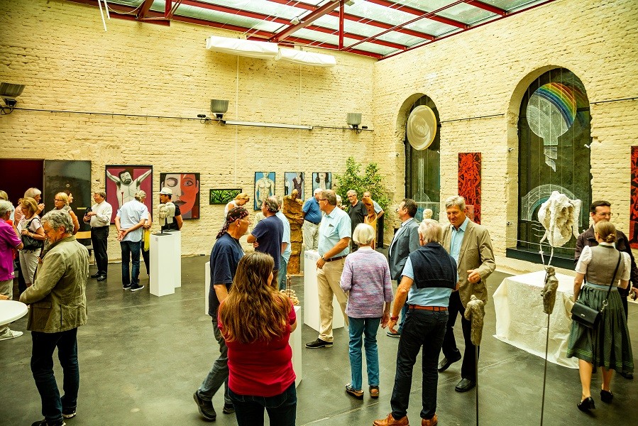 Das Foto zeigt viele Besucherinnen und Besucher bei der Finissage der Kunstmeile. Viele Kunstobjekte sind ausgestellt.