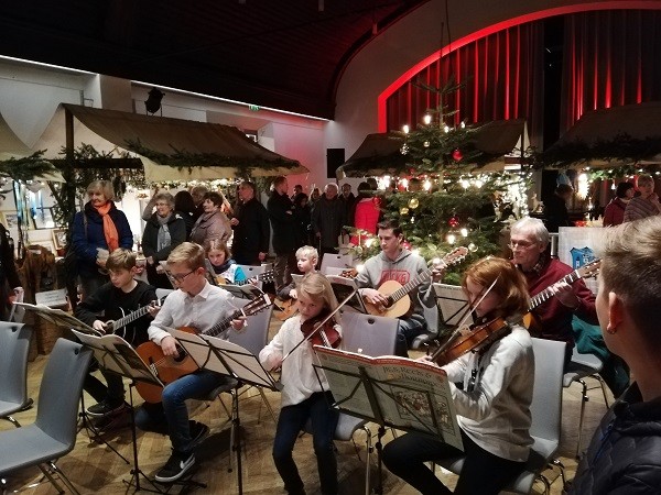 Das Gitarrenensemble der Musikschule Trostberg spielt beim Weihnachtsmarkt 2018.