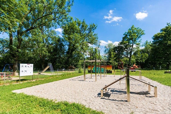 Das Foto zeigt den Fitnesspark an der Jahnstraße.