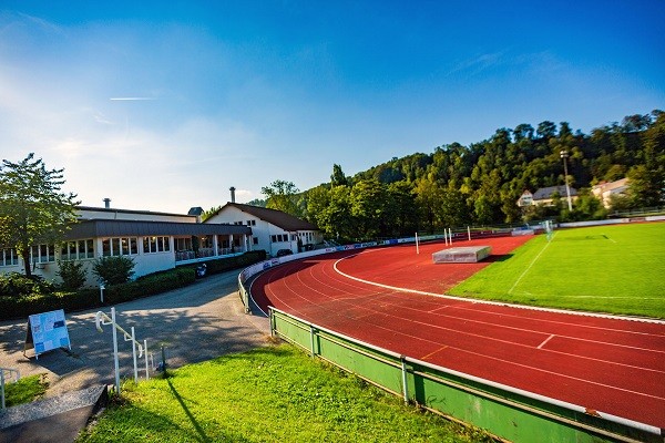 Die Tartanbahn mit der Turnhall im Hintergrund