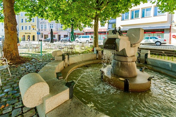 Das Foto zeigt den Brunnen am Vormarkt in Trostberg.