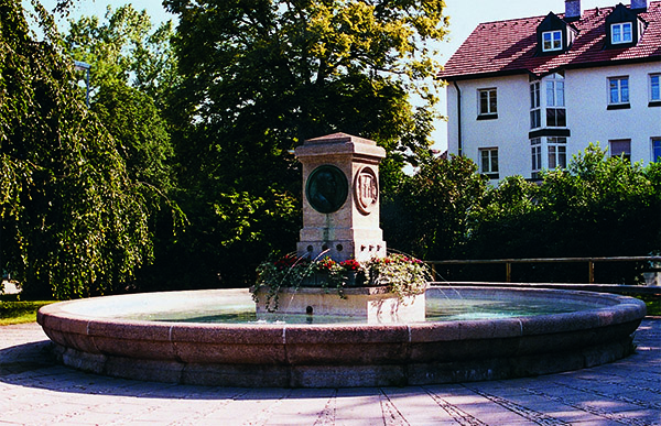 Das Foto zeigt den Caro-Brunnen, der an Nicodem Caro erinnern soll.