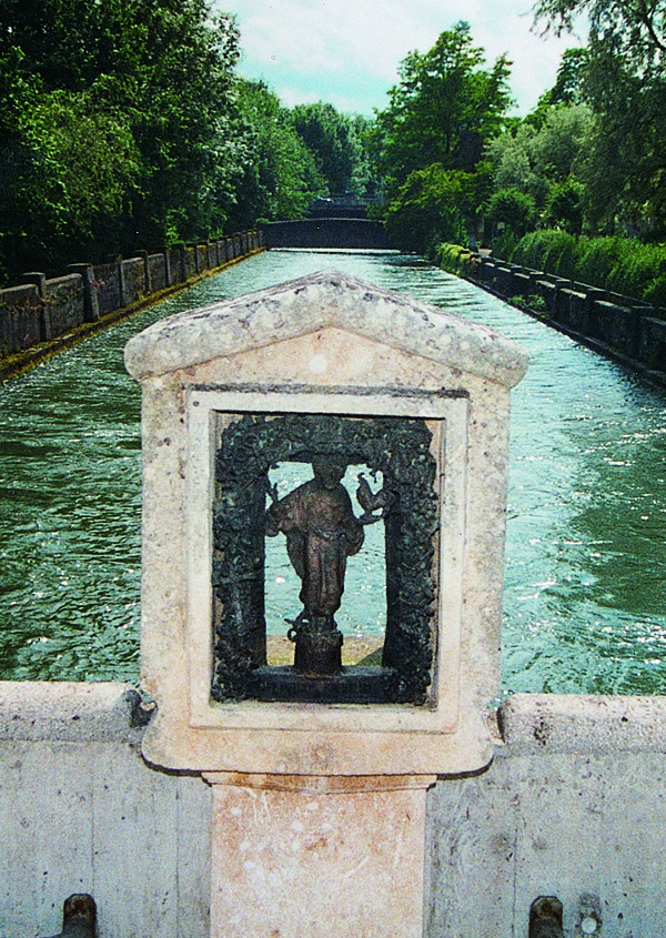 Das Foto zeigt Sankt Petrus aus Bronze auf einem Stein-Sockel.