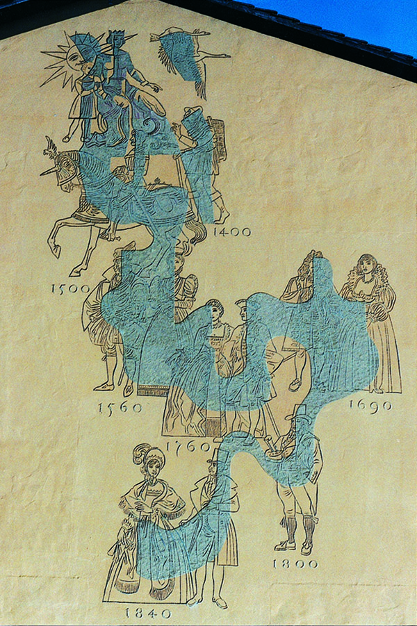 Das Foto zeigt eine Zeichung auf einer Häuserwand, die die historischen Trachten von 1400 - 1840 zeigt.