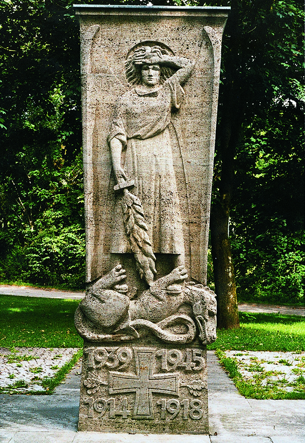 Das Foto zeigt das Trostberger Kriegerdenkmal aus den letzten beiden Kriegen. Das Denkmal besteht aus Stein.