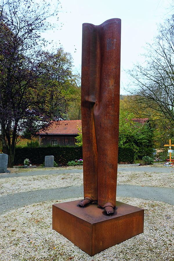 Das Foto zeigt eine verrostet Stahlskulptur.