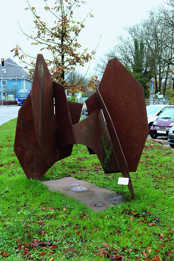 Das Foto zeigt eine verrostet Stahlskulptur.