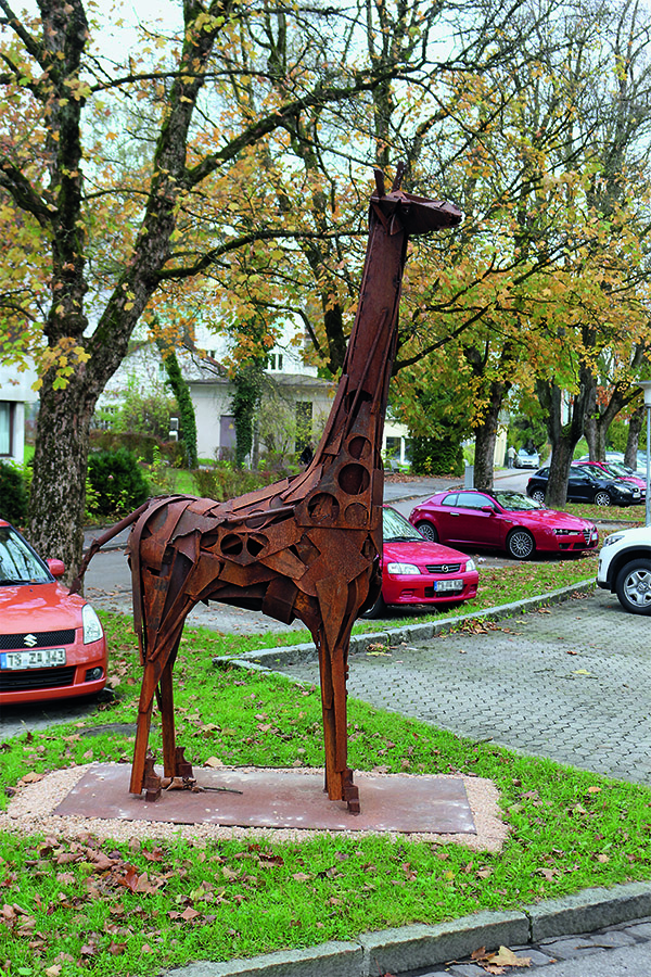 Das Foto zeigt eine verrostete Giraffe aus Stahl.