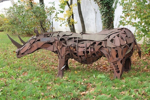 Das Foto zeigt ein verrostes Nashorn, das aus Stahl gefertigt ist.