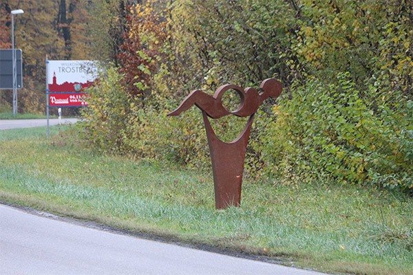 Das Foto zeigt ein Stahlkunstwerk einer liegenden, schwangere Frau.