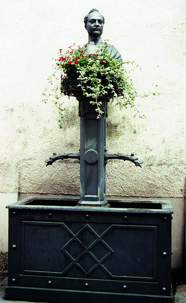 Das Foto zeigt einen Brunnen, zur Erinnerung an den bayerischen König Maximilian II. Joseph.