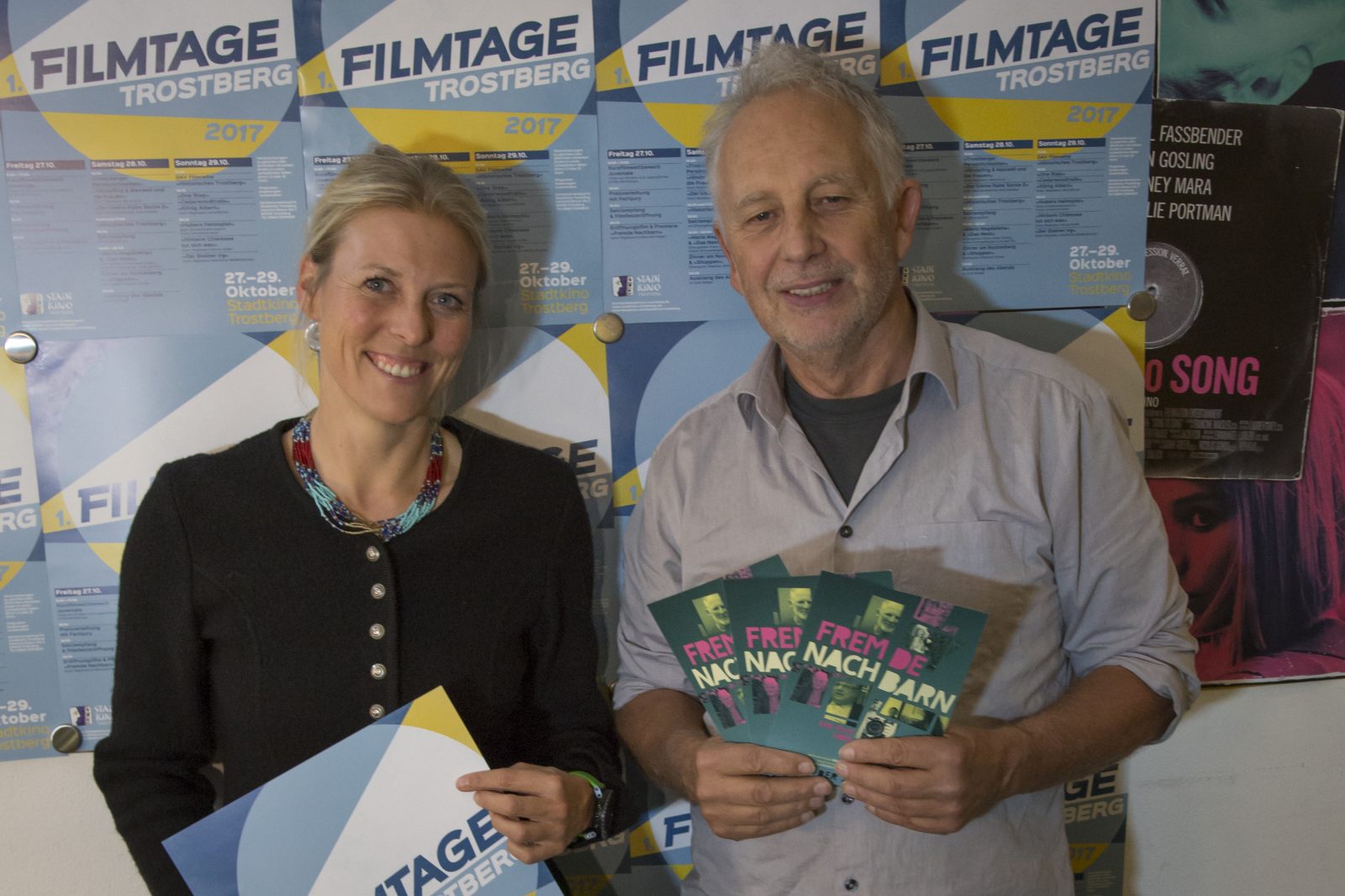 Das Foto zeigt Manuela Federl und Christoph Loster (Stadtkino Trostberg) präsentieren Flyer und Plakate bei den Trostberger Filmtagen 2017.