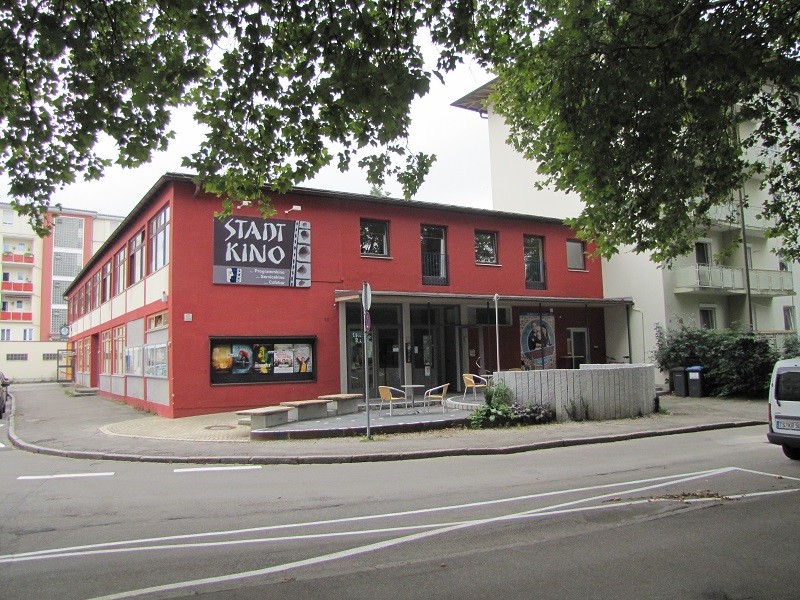 Das Foto zeigt die Außenansicht des Stadtkinos in der Heinrich-Braun-Straße.