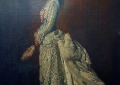 Das Gemälde zeigt die Gräfin de Beauharnais Nadeshda Annenkova. Sie lebte von 1839 bis 1891 und war die Gatting des Herzogs Nikolai von Leuchtenberg. Das Paar lebte zeitweise auf Schloss Seeon, das heutige Kultur- und Bildungszentrum Kloster Seeon. Die Frau trägt auf dem Gemälde ein prunktvolles, weißes Kleid.