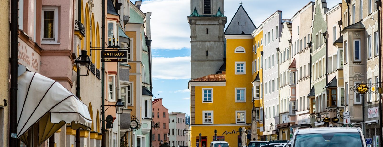 Das Foto zeigt die Hauptstraße in Richtung der Sankt-Andreas-Kirche.