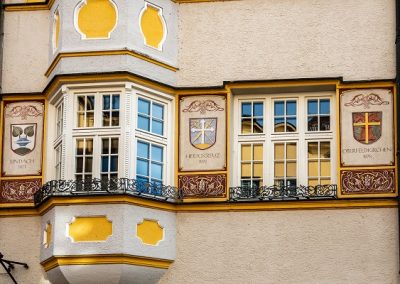 Das Foto zeigt drei Wappen, die auf dem Rathaus verewigt wurden. Sie zeigen Lindach, Heiligkreuz und Oberfeldkirchen. Diese Gemeinden gehören jetzt zu Trostberg.