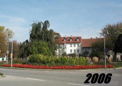 Das Foto zeigt den Caroplatz im Jahr 2006. Rote Blumen schmücken die Blumenbeete zuvor.