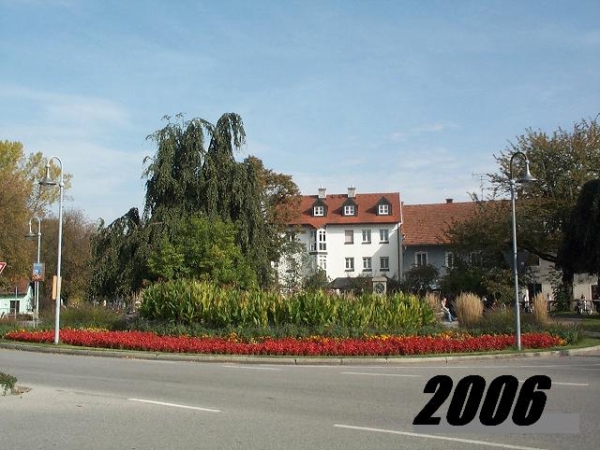 Das Foto zeigt den Caroplatz im Jahr 2006. Rote Blumen schmücken die Blumenbeete zuvor.