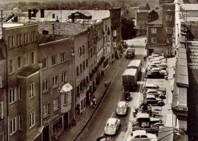 Das Foto zeigt die Hauptstraße in den 1960er Jahren.