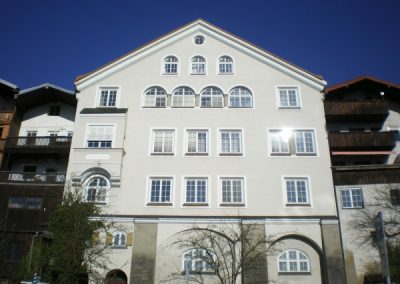 Das Foto zeigt das Rathaus von der Schulstraße aus.