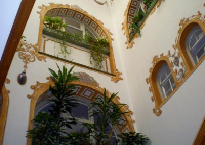Das Foto zeigt das Dachfenster in der Mitte des Rathauses.