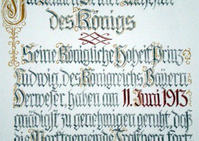 Das Bild zeigt die Inschrift "Im Namen seiner Majestät des Königs - Seine königliche Hoheit Prinz Ludwig, des Königreichs Bayern, derweser, haben am 11. Juni 1913 gnädigst zu genehmigen geruht, dass die Marktgemeinde Trostberg fortan die Bezeichnung Stadt führe.