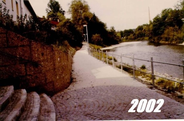 Das Foto zeigt den Hauptschul Radweg im Jahr 2002.