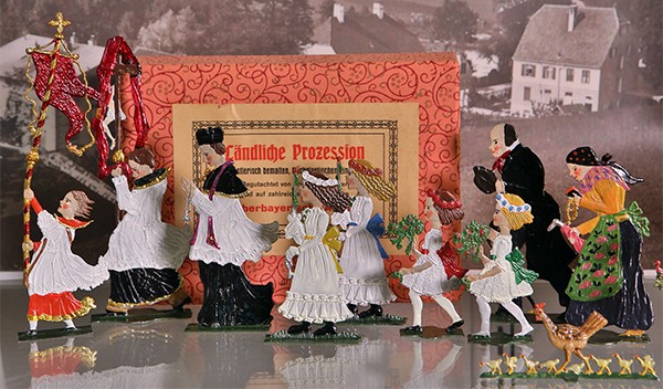 Spielfiguren, die eine ländliche Prozession zeigen