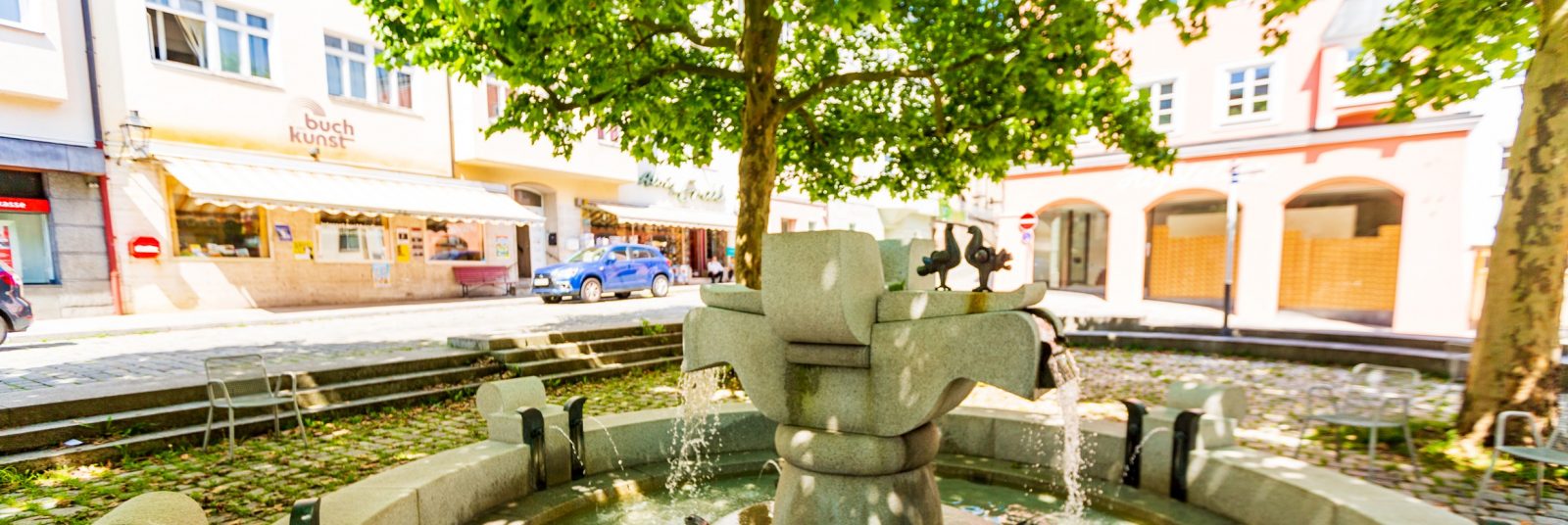 Das Foto zeigt den Brunnen am Vormarkt an einem sonnigen Tag.