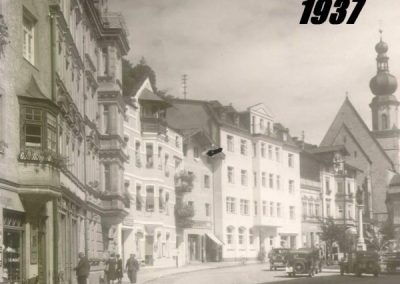 Das Foto zeigt den Vormarkt im Jahr 1937 mit Blick auf die Kirche.