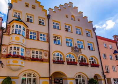 Das Foto zeigt das Rathaus von der Hauptstraße aus im Sommer.