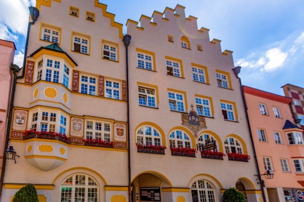 Das Foto zeigt das Rathaus von der Hauptstraße aus.