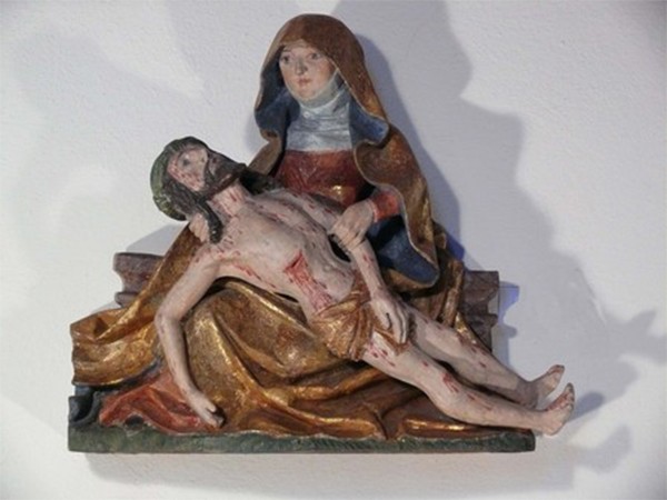 Skulptur Maria mit dem sterbenden Jesus im Arm