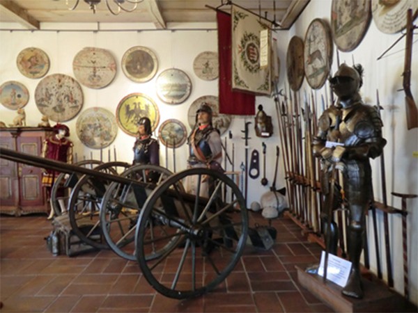 Der Schützensaal des Stadtmuseums mit Ritterrüstung und alten Kanonen